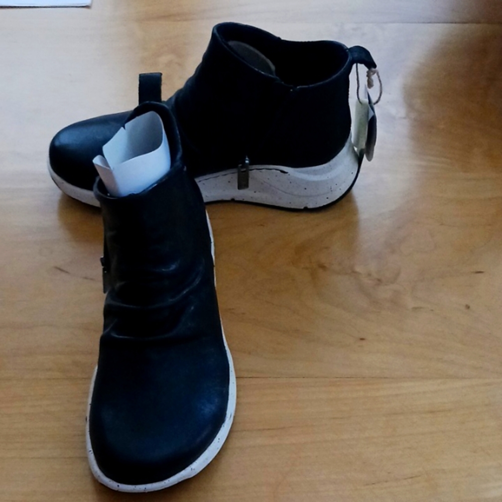 Bionica with Ortholite Black Leather Boots in Size 6 1/2, Eco friendly.